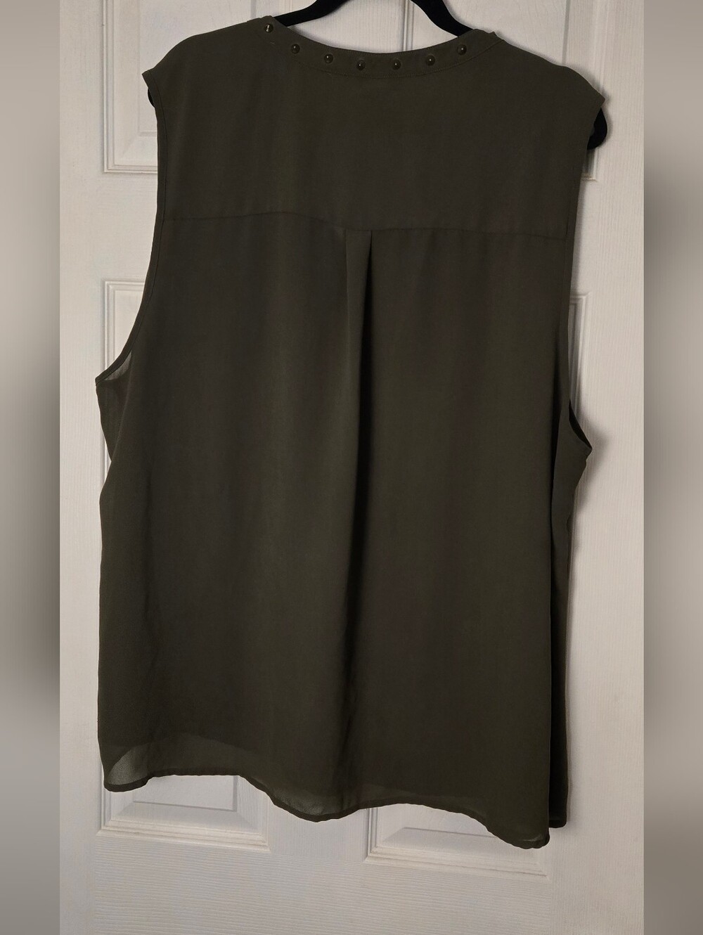 torrid Olive Green Sleeveless Henley Blouse with Chest Pockets - Picture 2 of 4